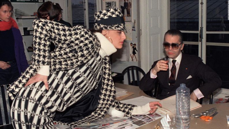 Lagerfeld con la modelo francesa Inès de la Fressange antes del desfile Otoño-Invierno 1987 de Chanel. Crédito: PIERRE GUILLAUD/AFP/Getty Images