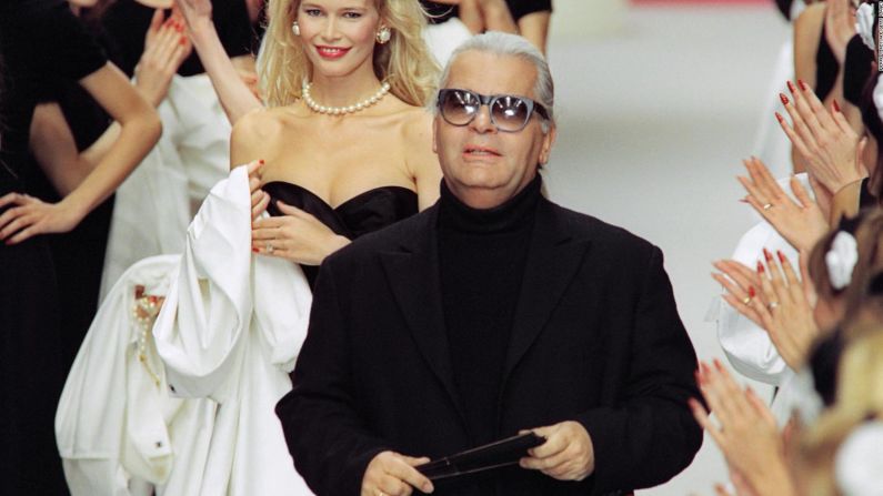 Karl Lagerfeld, seguido por la modelo alemana Claudia Schiffer, en el desfile Otoño-Invierno 1995 de Chanel. Crédito: PIERRE VERDY/AFP/Getty Images