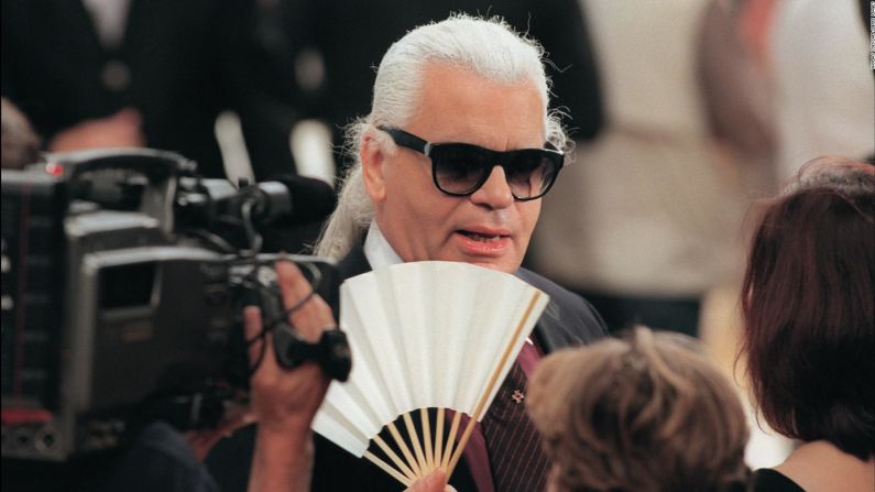 Lagerfeld rodeado de admiradores durante el desfile de alta costura de Chanel Otoño-Invierno 1999. Crédito: THOMAS COEX/AFP/Getty Images