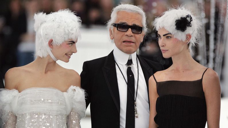 Lagerfeld saluda a la multitud al final del desfile Primavera-Verano 2005 de Chanel. Crédito: FRANCOIS GUILLOT/AFP/Getty Images