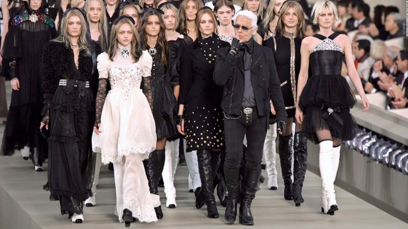 Lagerfeld camina por la pasarela al final del desfile de Otoño-Invierno 2006 de Chanel. Crédito: FRANCOIS GUILLOT/AFP/Getty Images