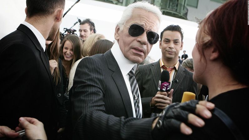 Lagerfeld en una foto foto después del desfile de la colección Primavera-Verano 2007 de Chanel. Crédito: OLIVIER LABAN-MATTEI/AFP/Getty Images