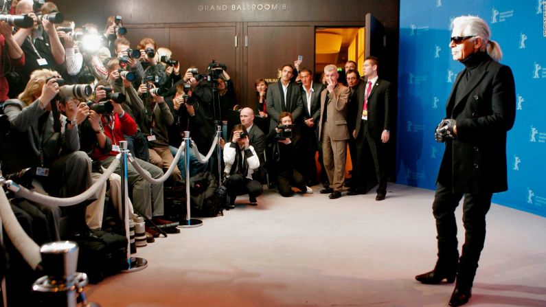 Lagerfeld en una sesión de fotos en Berlín para promocionar la película "Lagerfeld Confidential" en 2007. Crédito: Sean Gallup/Getty Images