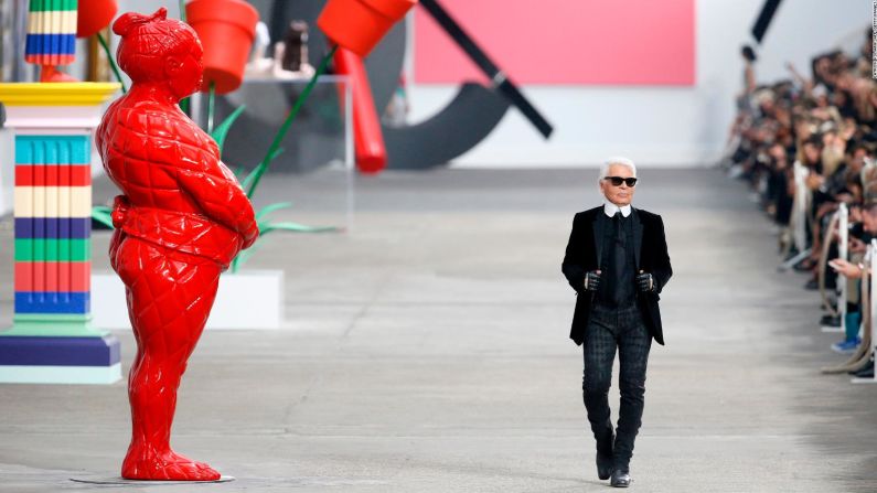 Lagerfeld camina por la pasarela de Chanel después del desfile Primavera-Verano 2014 de la marca. Crédito: PATRICK KOVARIK/AFP/Getty Images