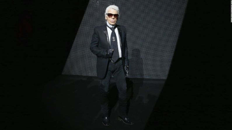 Lagerfeld asiste al desfile masculino de Dior Otoño-Invierno 2016 en París. Crédito: Vittorio Zunino Celotto/Getty Images