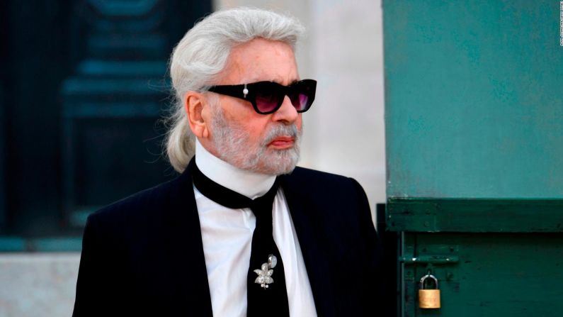 Aquí, Lagerfeld posa en la inauguración de su exposición "Little Black Jacket" en el Grand Palais de París en 2012. Crédito: PATRICK KOVARIK/AFP/Getty Images