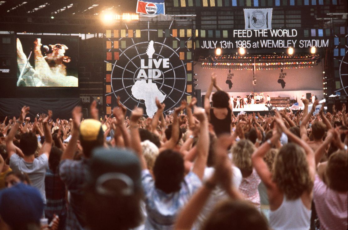 Queen en tarima durante el concierto LiveAid de 1985 en Wimbledon.