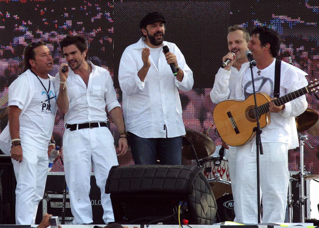 En esta foto aparecen de izquierda a derecha, los cantantes Ricardo Montaner de Venezuela, Juanes, de Colombia, Juan Luis Guerra, de República Dominicana; y Miguel Bosé y Alejandro Sanz de España, durante el concierto por la paz en el Puente Simón Bolívar el 16 de marzo de 2008.