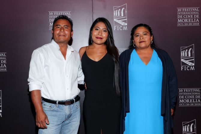 La actriz originaria de Oaxaca estuvo acompañada de sus padres durante la alfombra roja de Roma en el Festival Internacional de Cine de Morelia en el Teatro Ocampo, el 23 de octubre de 2018.