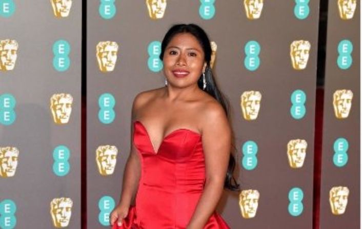 Con un vestido rojo satín Aparicio llegó a la alfombra roja de los premios Bafta el 10 de febrero de 2019.