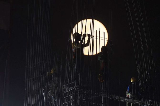 La luna llena de febrero también se conoce como la luna de nieve. Imagen de la luna en Calcuta, India.