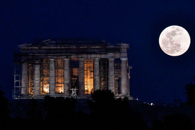 La superluna ocurre durante esta luna llena porque será la más cercana en su órbita a la Tierra. Así se vio la superluna desde el Partenón, en Atenas.