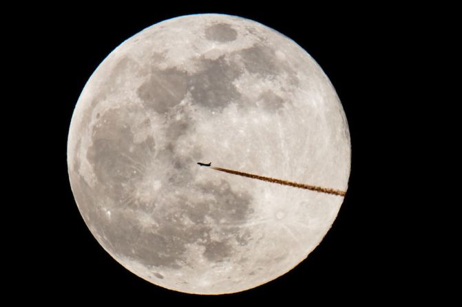 La luna llena de febrero iluminará los cielos como la superluna más grande del año. Un avión pasa frente a la luna, visto desde Nuremberg, Alemania.