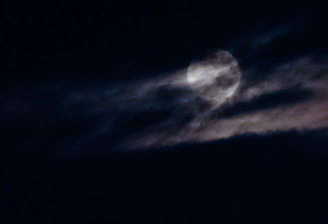 Cada mes, la luna llena lleva un nombre diferente que quiere decir el fenómeno que más se asocie a ella ese momento. Así se vio la luna sobre Saltburn, Reino Unido.