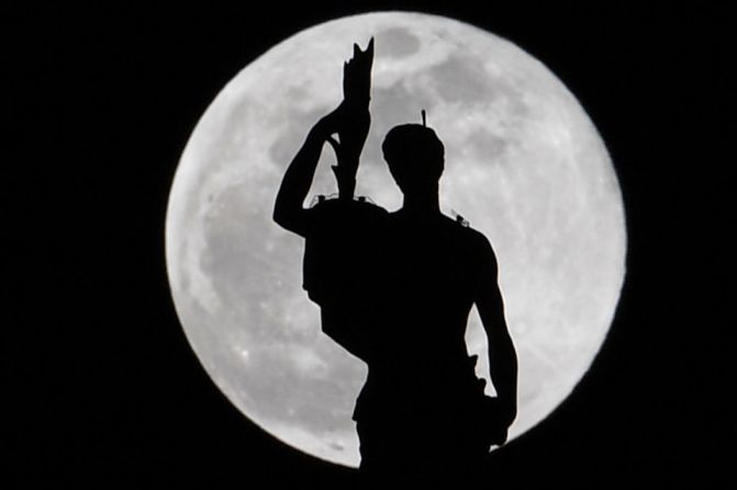 Los nativos americanos y los europeos dieron a febrero el título de "luna de nieve" porque era el mes asociado a fuertes nevadas, de acuerdo con el Almanaque del Viejo Agricultor. Imagen de la luna sobre la catedral de Milán, Italia.