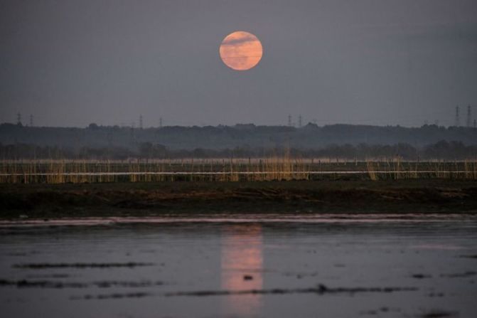 La luna de febrero también ha sido llamada luna de huesos o luna de hambre debido a la falta de comida disponible en el invierno. Imagen de la luna sobre el río Loire en Francia.