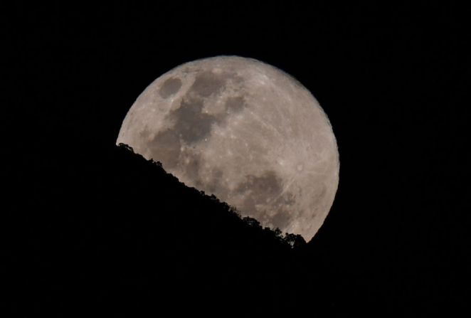 La superluna marca una gran diferencia con respecto a 2018, cuando no hubo luna llena en febrero, por lo que se le llamó la Luna Negra. Así se vio la luna sobre Caracas, Venezuela.