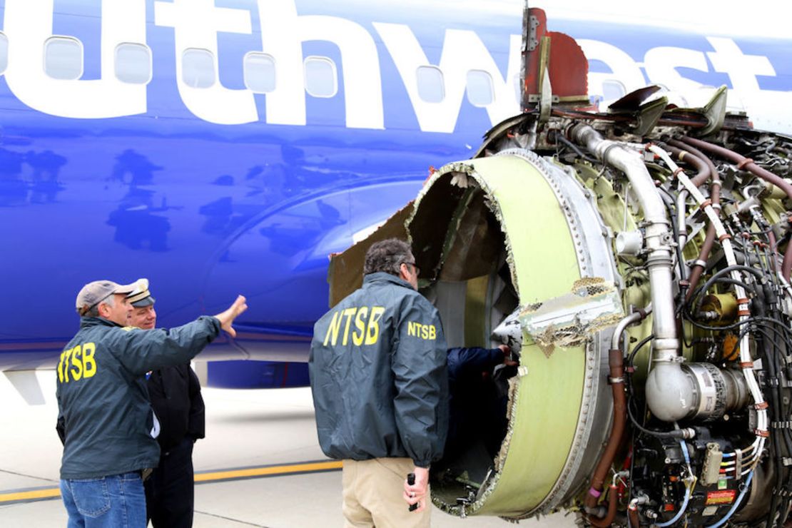 Investigadores federales examinan el motor dañado de un avión de Southwest Airlines en abril de 2018.