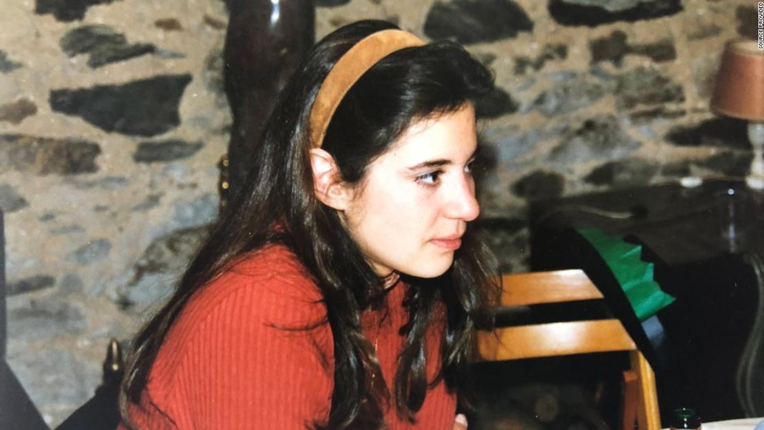 Lucie, en una foto de 1994, dice que fue abusada por un sacerdote en la Comunidad de San Juan, en Suiza.