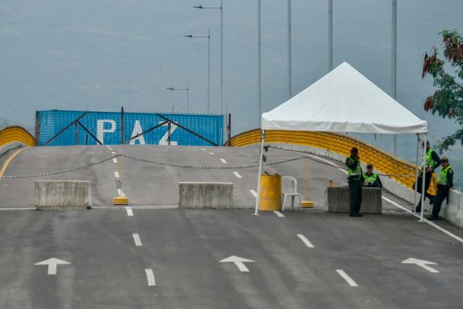 Cerca de este punto está ubicado el centro de acopio donde está la ayuda humanitaria. Esta labor la coordina la Unidad Nacional de Gestión del Riesgo de Colombia, así como la Agencia de Estados Unidos para el Desarrollo Internacional, Usaid.