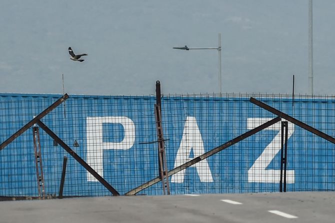 La palabra "PAZ" escrita en uno de los contenedores que están en el lado venezolano del puente Tienditas, que fue ubicado allí por orden del presidente Nicolás Maduro para evitar el acceso de la ayuda humanitaria enviada por varios países.