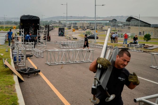 Trabajadores empiezan el montaje de la plataforma para el concierto Venezuela Aid Live, que este 22 de febrero espera recibir 150.000 personas.