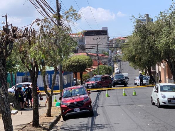 Frente a la sede de la embajada en San José, hay pequeños grupos de manifestantes.