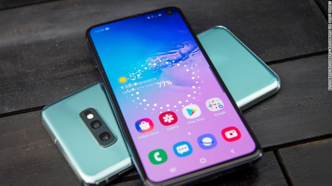 Un Samsung S10 es cargado por otro S10 durante una demostración. Foto: David Paul Morris/Bloomberg.