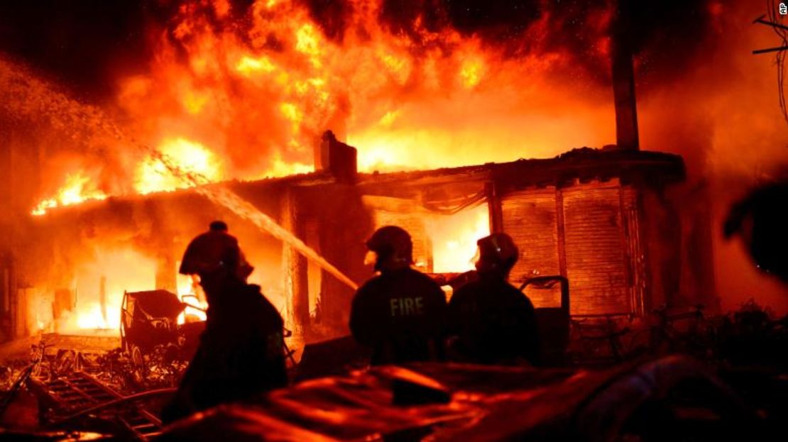 Bomberos tratan de controlar el incendio en Dacca, Bangladesh.