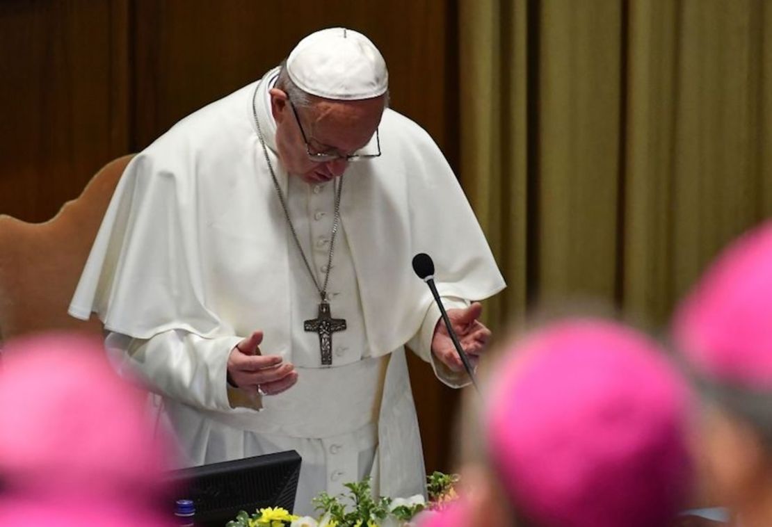 El papa Francisco ora durante el inicio de la cumbre en El Vaticano.