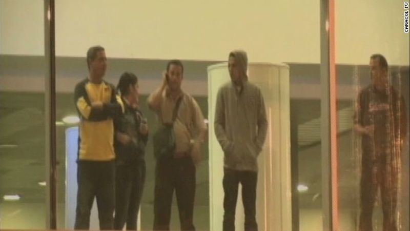 Seis cubanos sin visa que piden asilo permanecen en el aeropuerto de bogotá | cnn