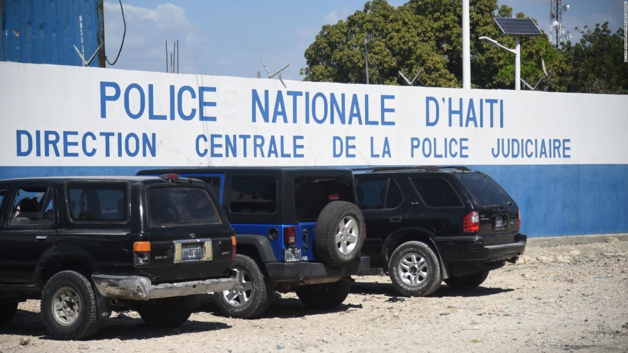 CNNE 618096 - aterrizan en ee-uu- los detenidos en haiti