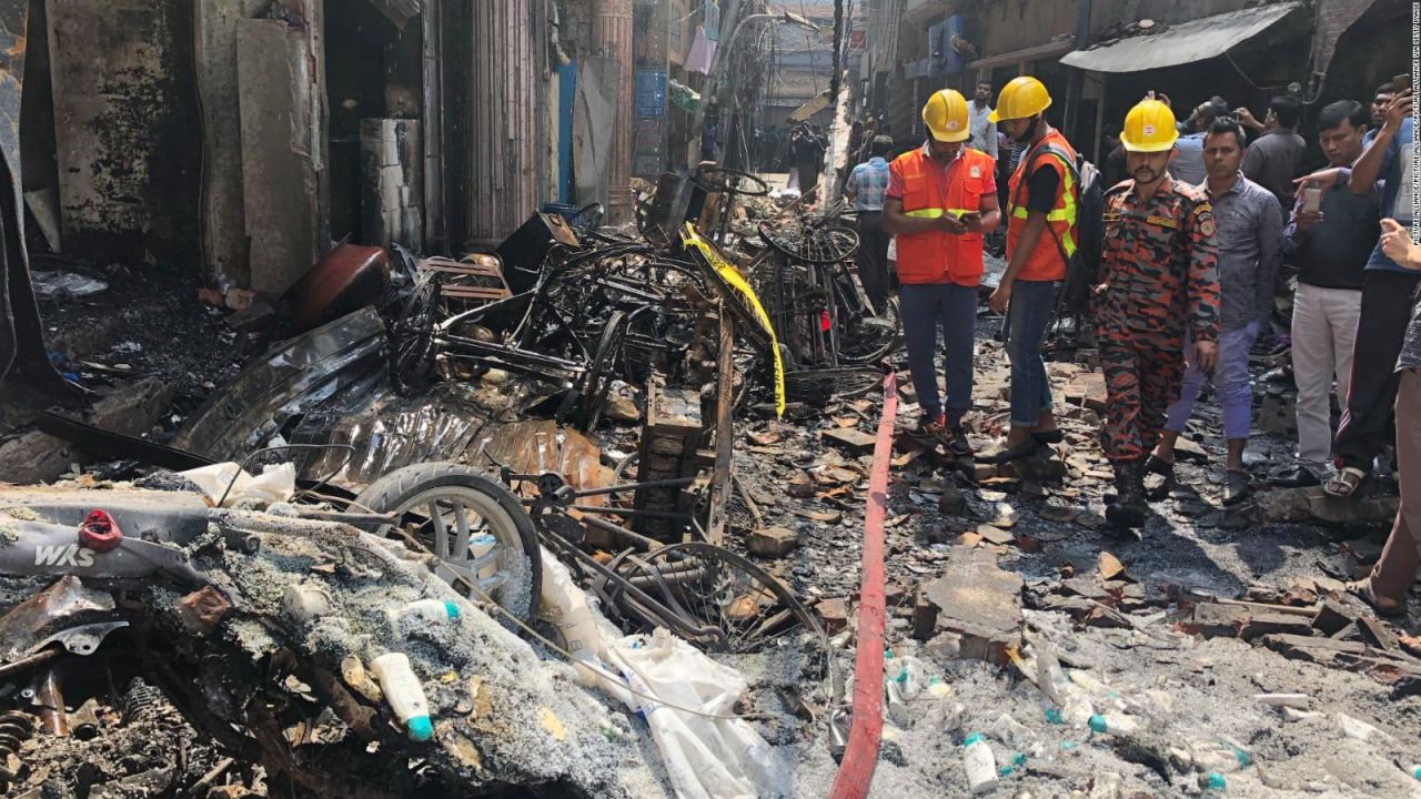 CNNE 618102 - al menos 70 muertos tras incendio en bangladesh