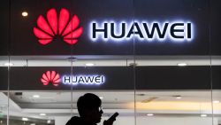 CNNE 618238 - huawei, acusado de espionaje por ee-uu-