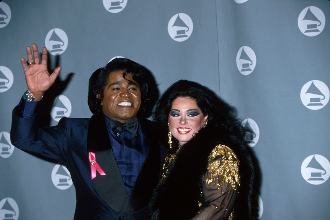 James y Adrienne Brown asisten a los Grammy en 1993.