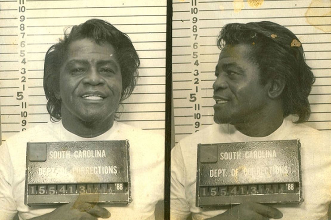 James Brown posa para una foto del Departamento de Correccionales de Carolina del Sur para un caso no relacionado meses después de su arresto por violencia doméstica en abril de 1988.