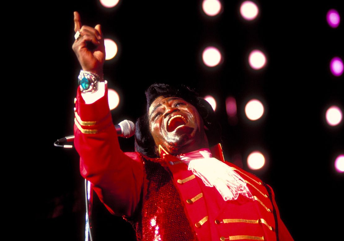 James Brown se presenta en Paramount en Nueva York en 1992.