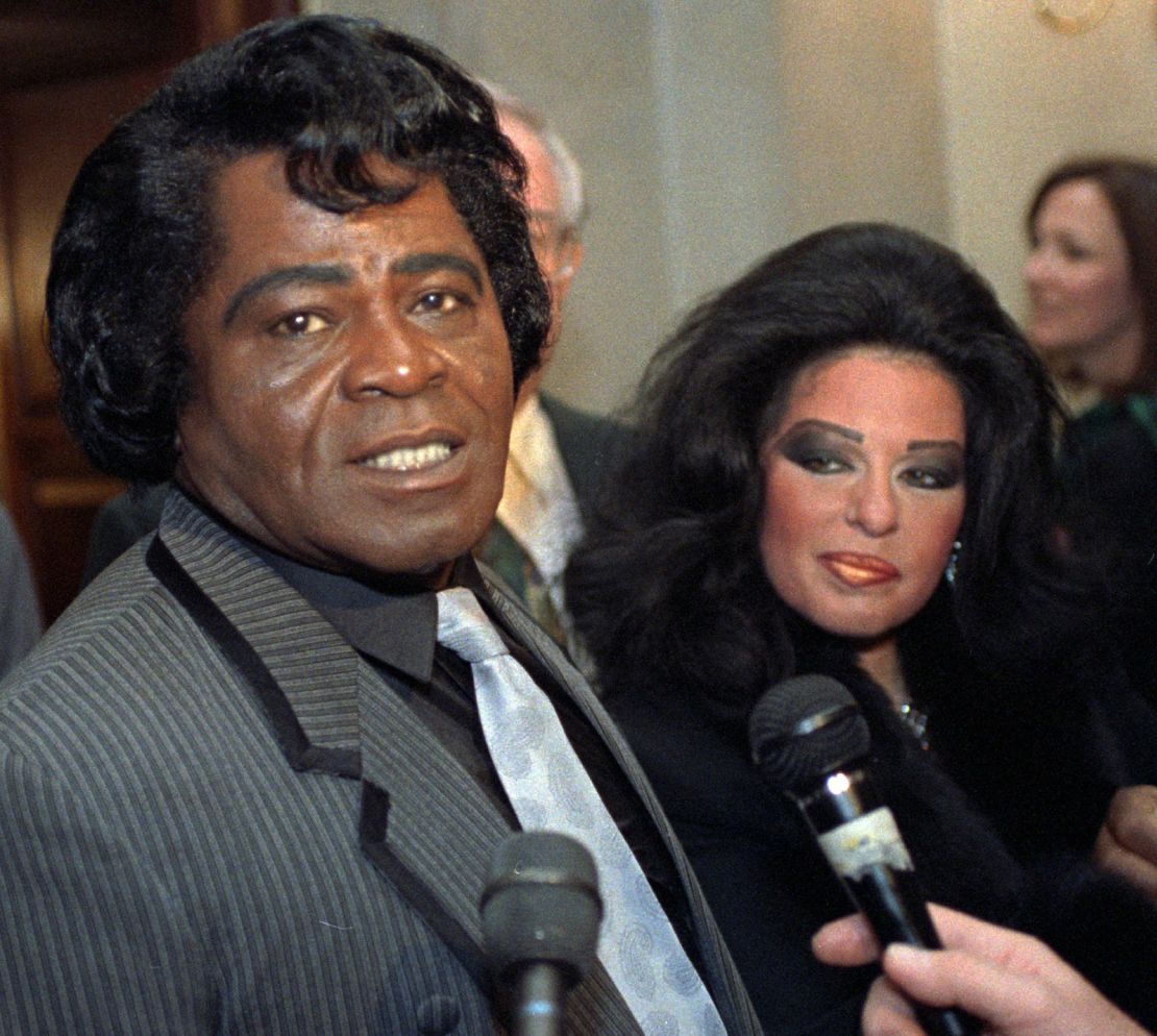 James Brown y su esposa, Adrienne, visitan la corte de Carolina del Sur en Columbia el 24 de febrero de 1994.