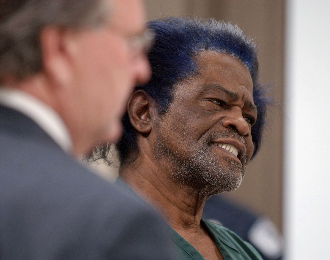 James Brown y su abogado Buddy Dallas escuchan mientras el juez Rodger Edmonds lee los cargos durante una audiencia el 29 de enero de 2004. Brown fue arrestado un día antes por violencia doméstica involucrando a su cuarta esposa, Tomirae.