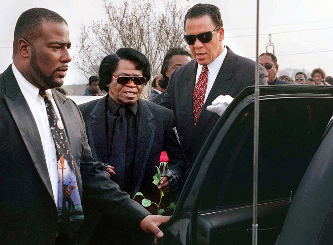 James Brown sale del área de cementerios en Augusta después del entierro de su esposa, Adrienne Brown, el 16 de enero de 1996.