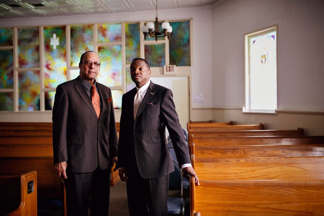 Andre White y el doctor Marvin Crawford en la Primera Iglesia Africana Metodista Episcopal en Lithonia, Georgia, en agosto de 2017.