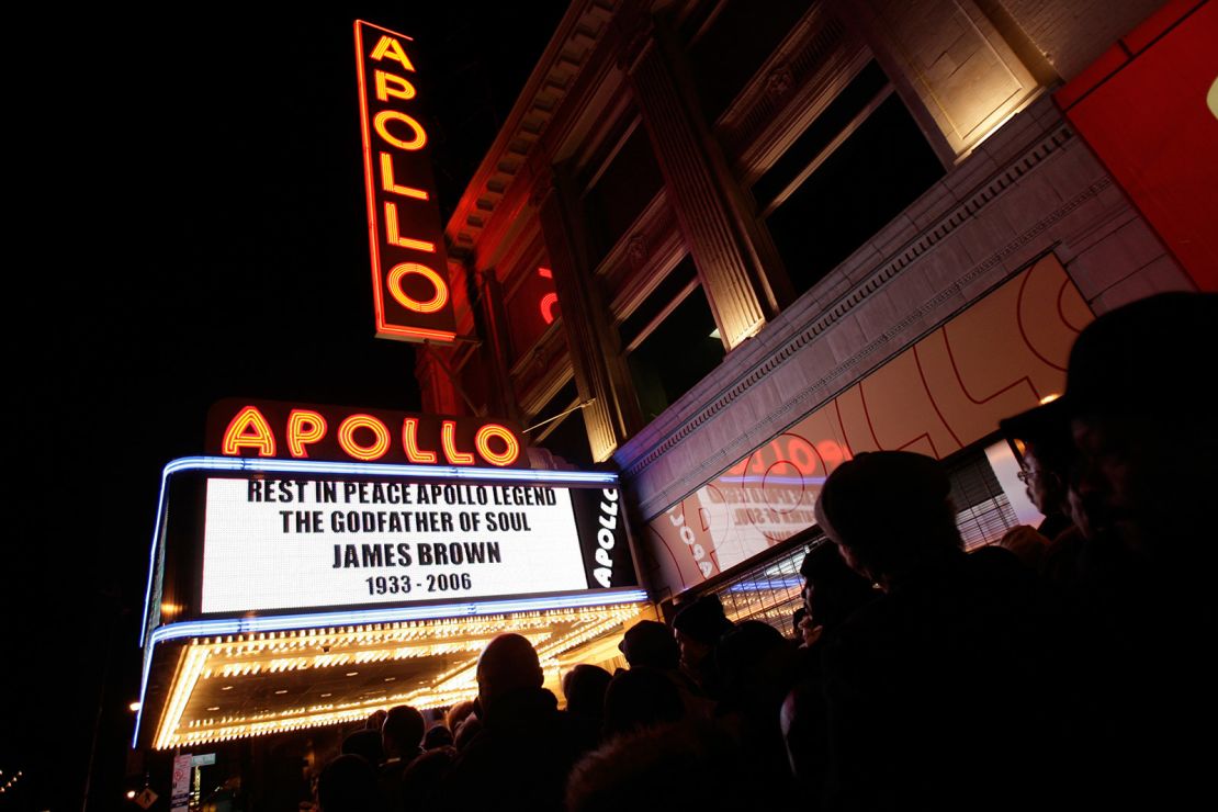 Los fanáticos de James Brown esperan a las afueras de Teatro Apollo con la esperanza de ver su cuerpo que estuvo dispuesto para el público en Nueva York el 28 de diciembre de 2006.