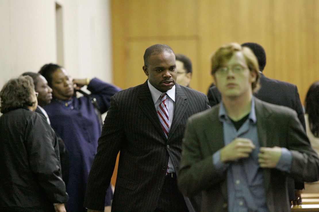 Darren Lumar, yerno de James Brown, sale de la corte después de que un juez permitió que Tomirae Brown regresara a su casa en Beech Island para recoger sus elementos personales el 9 de febrero de 2007.