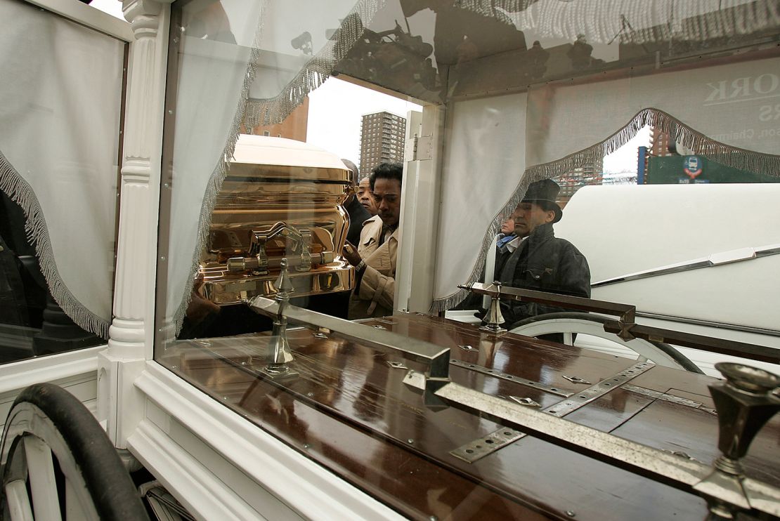 El ataúd de James Brown es puesto en un carruaje halado por caballos antes de ser llevado por las calles de Harlem el 28 de diciembre de 2006.