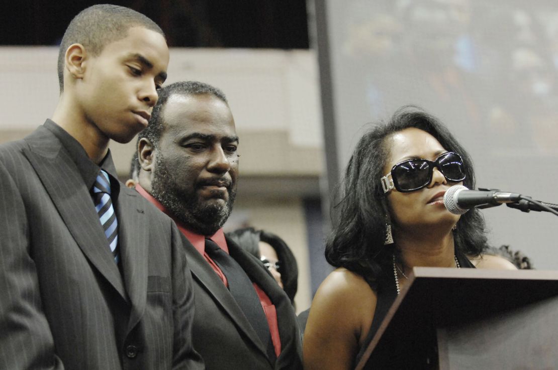 Deanna Brown Thomas y otros familiares rinden homenaje a James Brown en el James Brown Arena en Augusta, Georgia.