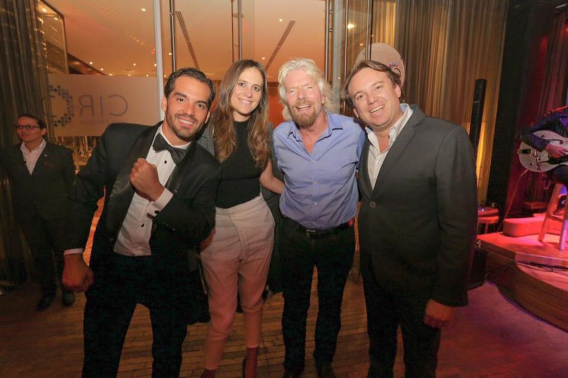 En esta foto aparece el colombiano Bruno Ocampo (primero a la izquierda) y el inglés Richard Branson (a tercero a la derecha).