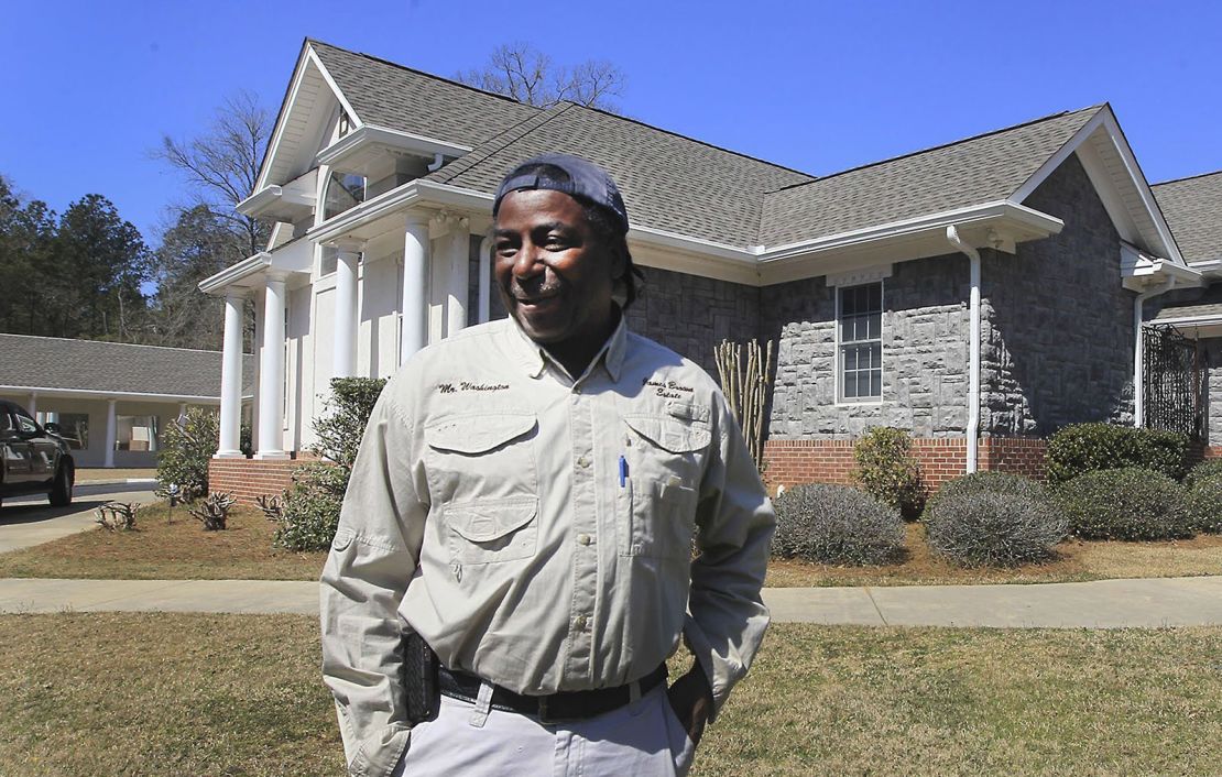 El hombre de mantenimiento David Washington a las afueras de la mansión de James Brown en Beech Island, Carolina del Sur.