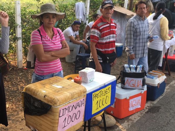 En la vía de paso hacia el Puente Binacional Tienditas, donde este viernes también comienza un concierto de tres días convocado por el Gobierno de Nicolás Maduro, se ven varios vendedores ambulantes. Aquí se ofrece limonada, pasteles y agua.