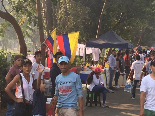 Miles de personas llegaron temprano para ingresar al lugar donde se realizará el concierto en el puente Tienditas, en la frontera con Colombia.