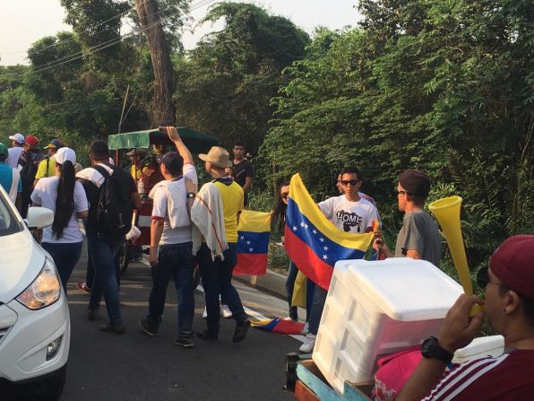 Los venezolanos, con sus banderas, llegan al concierto por Venezuela, que pide libertad y el paso de la ayuda humanitaria desde Colombia.